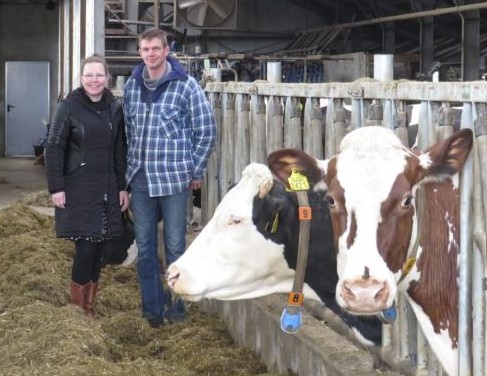 Nicole en Dirk Jan in hun melkveebedrijf aan de Oostumerweg. Ze leveren ook dit jaar weer de strobalen.